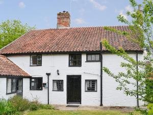 a white house with a red roof at Varley House in Saxmundham