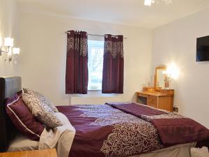 sypialnia z łóżkiem i oknem w obiekcie Maes Rheidol w mieście Capel Bangor