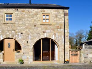 Casa de piedra con puerta grande y ventanas en Holgates Granary en Pendleton