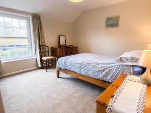 FrostendenにあるApril Cottageのベッドルーム1室(ベッド1台、デスク、窓付)