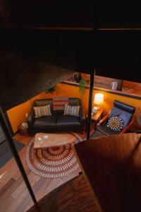 ein Wohnzimmer mit einem Sofa und einem Couchtisch in der Unterkunft Epic view A-frame - Hot-tub, Firepit, & Fireplace in Granite Falls