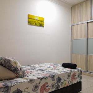 Un pat sau paturi într-o cameră la Dlake Putrajaya Homestay