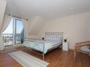 سرير أو أسرّة في غرفة في Driftwood - 7 Glendorgal Sands