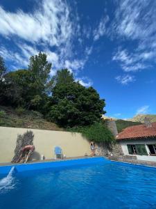 una piscina frente a una casa en Casa Echevarria en Los Cocos