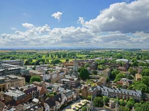 una vista aérea de una ciudad con edificios y árboles en Little Orchard, en Dursley