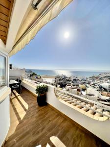 Elle comprend un balcon offrant une vue sur l'océan. dans l'établissement Albufeira Holidays Penthouse Sea View, à Albufeira