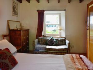 Un pat sau paturi într-o cameră la The Cottage