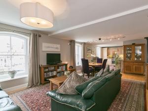 a living room with a green couch and a table at Jorvik- Woodsmill Quay in York