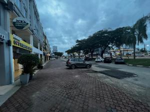 une voiture garée sur le côté d'une rue dans l'établissement Signature Hotel, à Kuantan