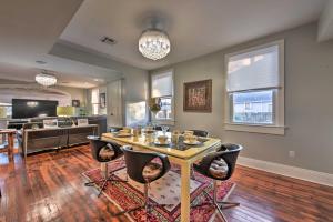 een eetkamer met een tafel en stoelen bij Charming New Orleans Home with Gazebos! in New Orleans