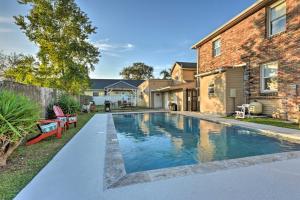 een zwembad in de achtertuin van een huis bij Charming New Orleans Home with Gazebos! in New Orleans
