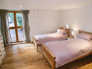 Drayton的住宿－農場穀倉街鄉村別墅，一间卧室设有两张床和窗户。