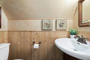 La salle de bains est pourvue d'un lavabo et de toilettes. dans l'établissement Stilly River Haus - Hot-tub-Firepit-Fireplace, à Granite Falls