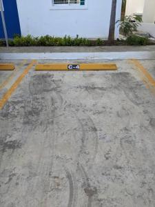 een geel skateboard op de grond op een parkeerplaats bij Moderno apartamento en zona urbana de Santiago. in Santiago de los Caballeros