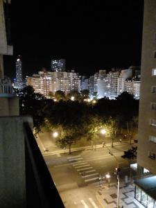 - Vistas a la ciudad por la noche con luces en Departamento Isabel II en Mar del Plata