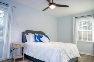 een slaapkamer met een bed en een plafondventilator bij Beautiful 3-bedroom home off-street parking. in Greensboro