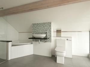 Baño blanco con lavabo y aseo en Silver Dawn, en Horning