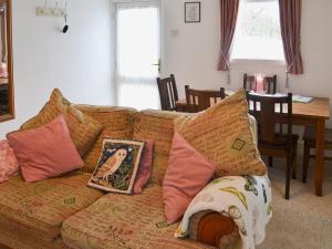 un divano con cuscini in soggiorno di Little Whiteleigh a Week Saint Mary