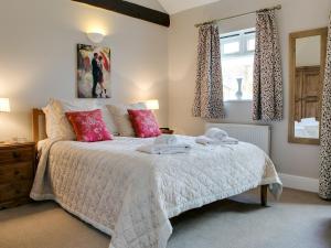ScalbyにあるSpringthorpe Cottageのベッドルーム1室(ピンクの枕が付いた大型ベッド1台付)