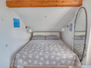 ノヴィ・ヴィノドロスキーにあるApartments Zoričićの小さなベッドルーム(ベッド1台付)が備わる屋根裏部屋です。