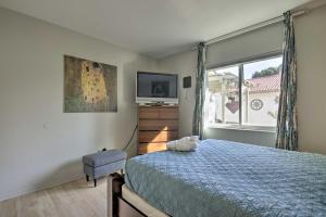 um quarto com uma cama, uma televisão e uma janela em Lakefront Tempe House with Sun Deck, Hot Tub and Boats em Tempe