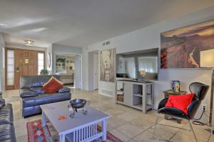 Khu vực ghế ngồi tại Sun Deck, Hot Tub and Kayak Lakefront Tempe House