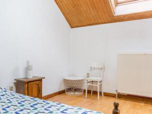 Een bed of bedden in een kamer bij Zoutleeuw Home with Pool