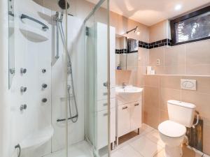een badkamer met douche, toilet en wastafel bij Zoutleeuw Home with Pool in Zoutleeuw