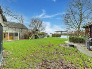 Een tuin van Zoutleeuw Home with Pool