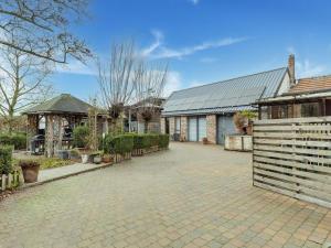 uma entrada de tijolos em frente a uma casa em Cozy holiday home in Flemish Brabant with swimming pool em Zoutleeuw