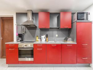Een keuken of kitchenette bij Zoutleeuw Home with Pool