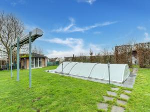 Een tuin van Zoutleeuw Home with Pool