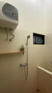 バトゥにあるThe Pines Smart Homesの窓付きのタイル張りのバスルーム(シャワー付)