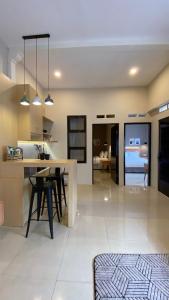 kuchnia i salon ze stołem i krzesłami w obiekcie The Pines Smart Homes w mieście Batu