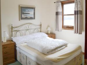 Postel nebo postele na pokoji v ubytování Lochinchard Cottages