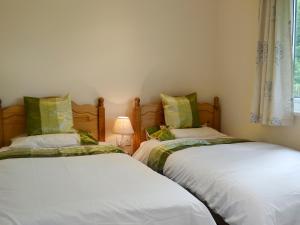 two beds sitting next to each other in a room at Swallows Nest in Hoel-galed