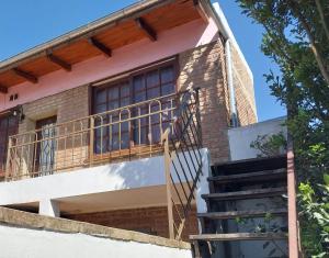 una casa con una escalera delante de ella en LUMINOSO PA en Villa María