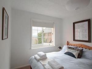 um quarto com uma cama e uma janela em Seagulls Nest em Hastings