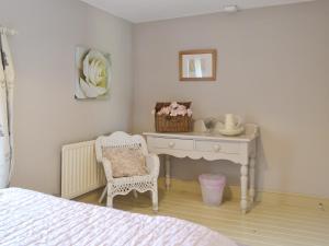 Countersettにある1 Gill Edge Cottages - 2017のベッドルーム(テーブル、椅子、デスク付)