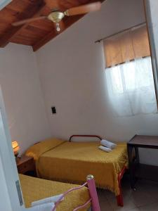 1 dormitorio con 2 camas y ventana en LUMINOSO PA en Villa María