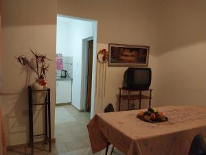 una habitación con una mesa con un bol de fruta en ella en LUMINOSO PA en Villa María