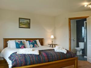 sypialnia z łóżkiem z ręcznikami w obiekcie Solitude w mieście Aberhafesp