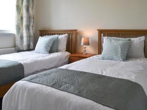 two beds sitting next to each other in a bedroom at Ashlea in Barnard Castle