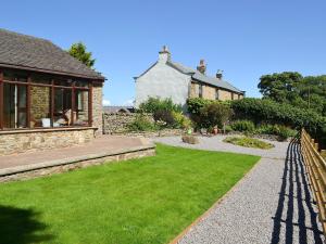 a garden with a house and a grass yard at Ashlea in Barnard Castle