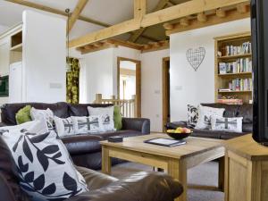 ein Wohnzimmer mit Sofas und einem Couchtisch in der Unterkunft What A Beauty - Thr in Tresmeer
