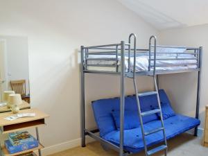 Mount HawkeにあるSkylarksのベッドルーム1室(二段ベッド2組、青い枕付)