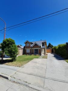 ein Haus auf einer Straße mit Auffahrt in der Unterkunft Olivo Apartment in Esquel + 15 Fotos