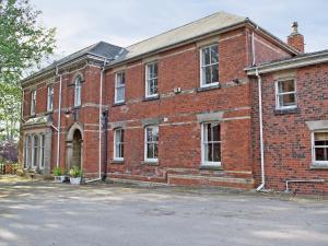 um velho edifício de tijolos vermelhos com muitas janelas em Hill House em Melbourne