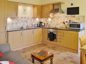 A kitchen or kitchenette at The Haybarn