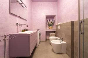 La salle de bains blanche est pourvue d'un lavabo et de toilettes. dans l'établissement [Maison] Brunelleschi - 50m dal Duomo, Ascensore, à Florence